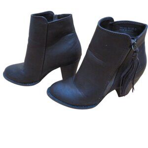 CLEARANCE- Dirty Laundry Brown tassel ankle booties size 6